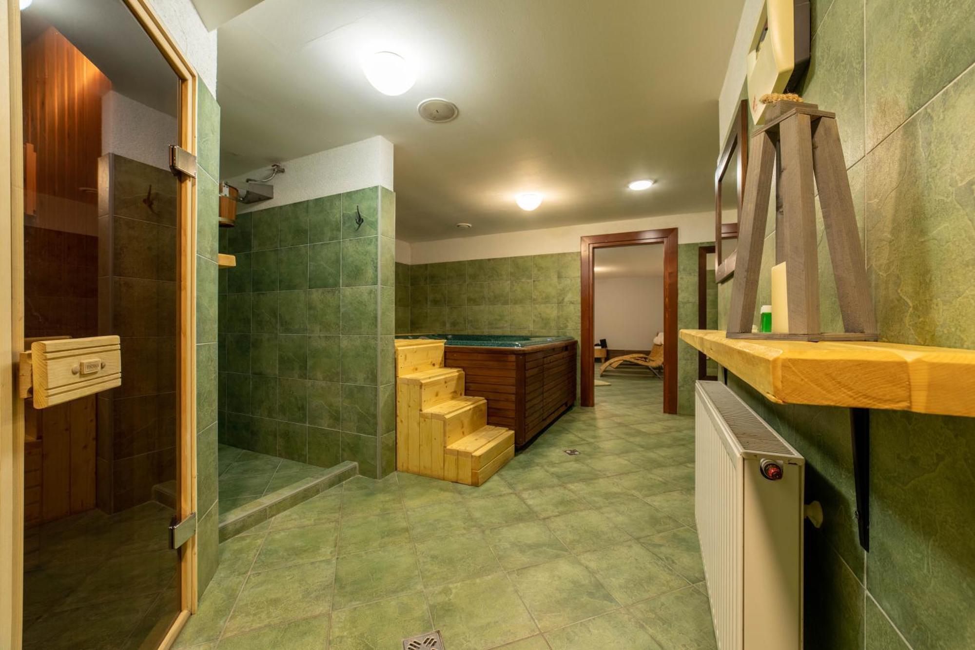 ליפטובסקי טרנוביץ' Hotel Liptov Holiday *** מראה חיצוני תמונה
